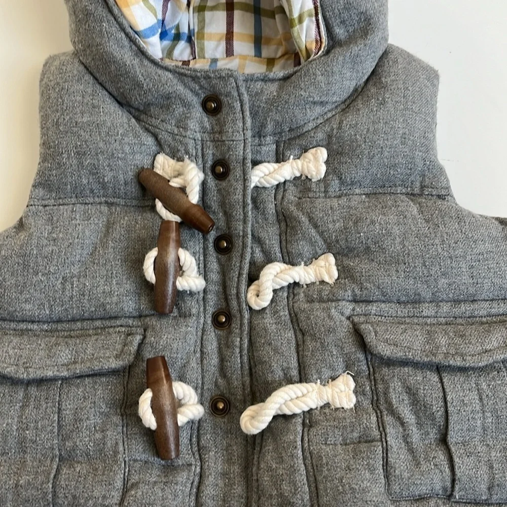 Baby Gap Gray puffer vest with snaps and wood pull buttons size 0-6 months